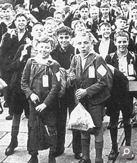 Children from Birkenhead arrive at Oswestry Station
