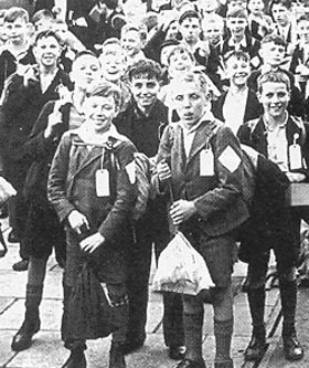 Children from Birkenhead arrive at Oswestry Station