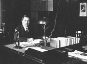 Civil servant sitting at a desk, 1920 (catalogue reference: STAT 20/412)