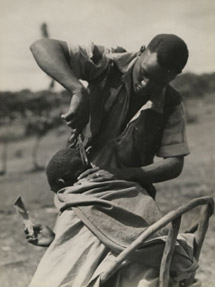 O‘Amateur barber’ among the workers on the coffee farm. Gethumbwini Estate, Thika (1945) - - Catalogue reference: CO1069/142