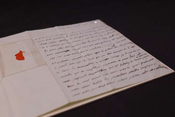 A handwritten letter that covers an entire page. Besides the letter is the envelope it came in.
