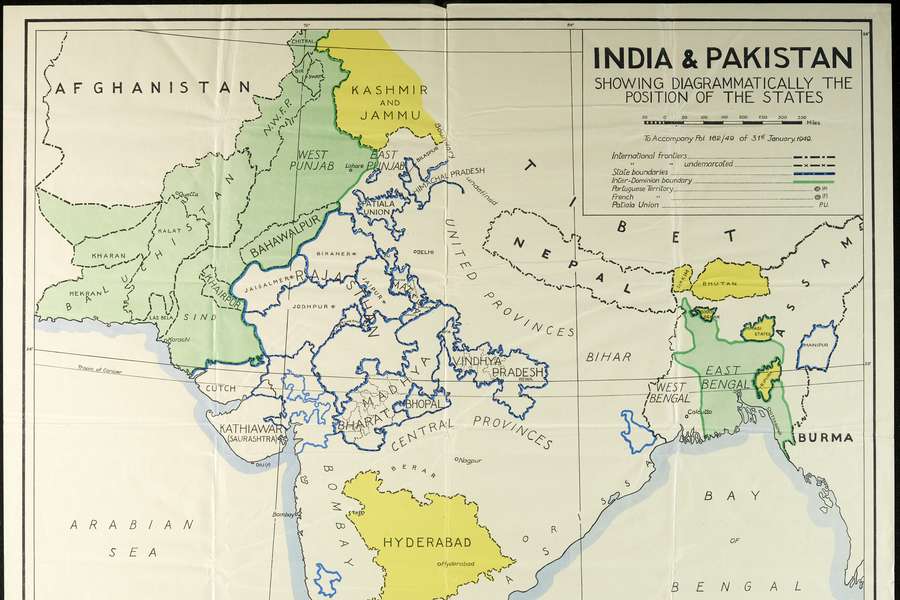 Labelled map of India and Pakistan with the two states colour coded.