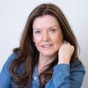 Portrait photo of Paula Byrne.
