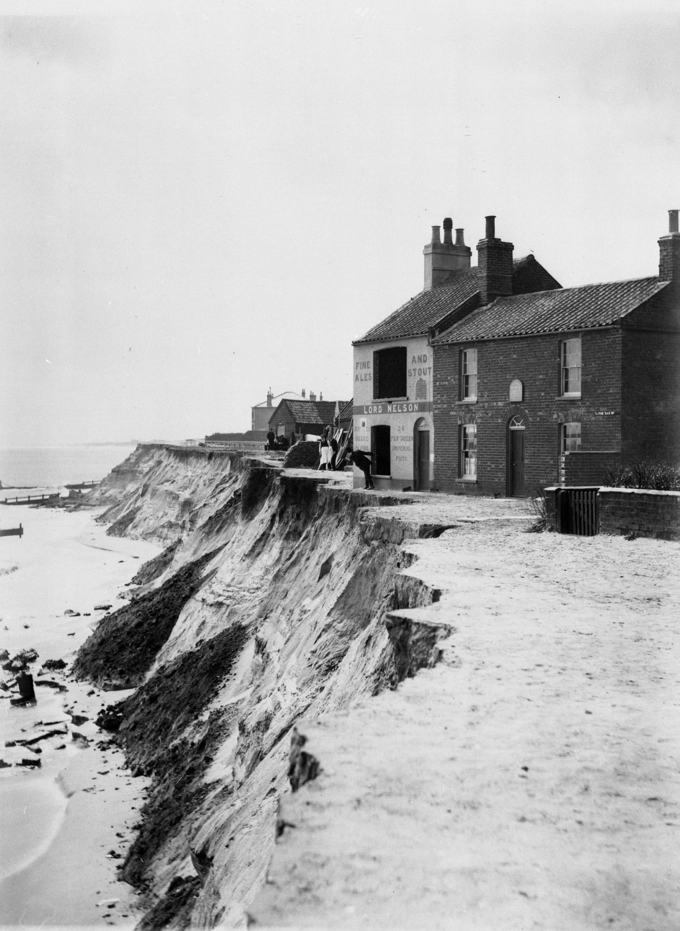 COPY1-461 Collapse of cliff by the Lord Nelson Public House at Lowestoft 1903