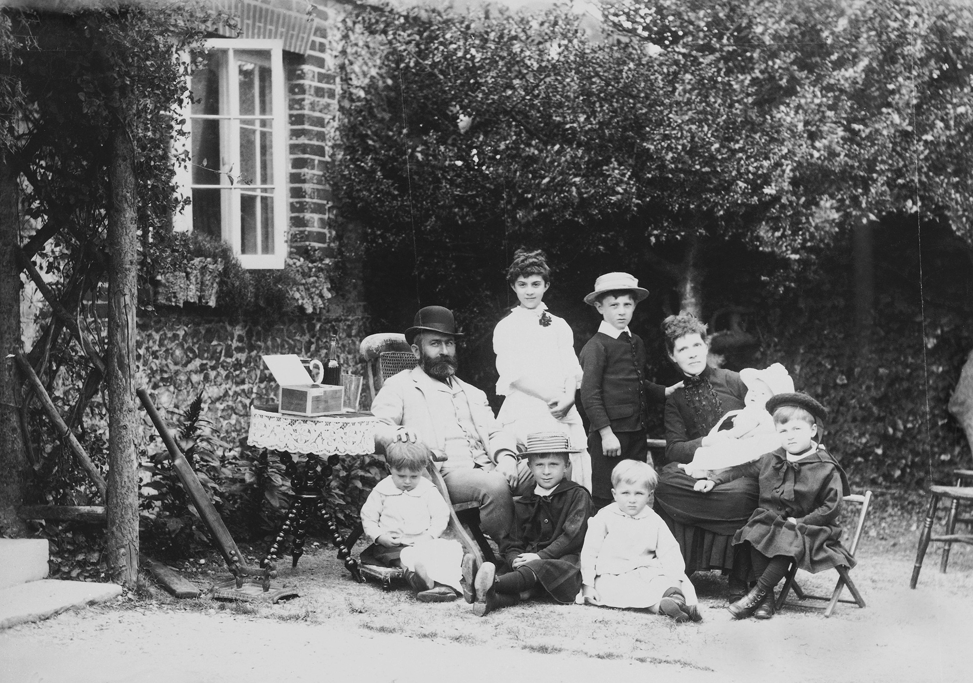 Group photograph of a family consisting of a father, a mother, and seven children ranging in ages.