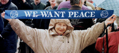 A woman holds up her message during a trade union peace rally at the front of Belfast City Hall, 16 February. In a press conference later in the day Gerry-Adams said he was "not optimistic" on the future of the Northern Ireland peace process REUTERS/Stringer - PBEAHUMSVDJ