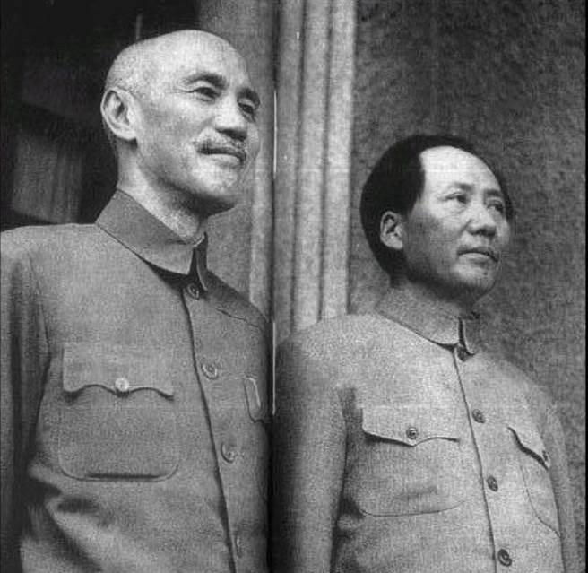 Monochrome photograph of a smiling Chiang Kai-shek standing next to Mao Zedong, who has a more serious expression.