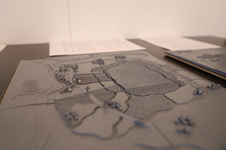 Close-up on the surface of the tactile model revealing small crosses along the roads that are depicted on the original map.