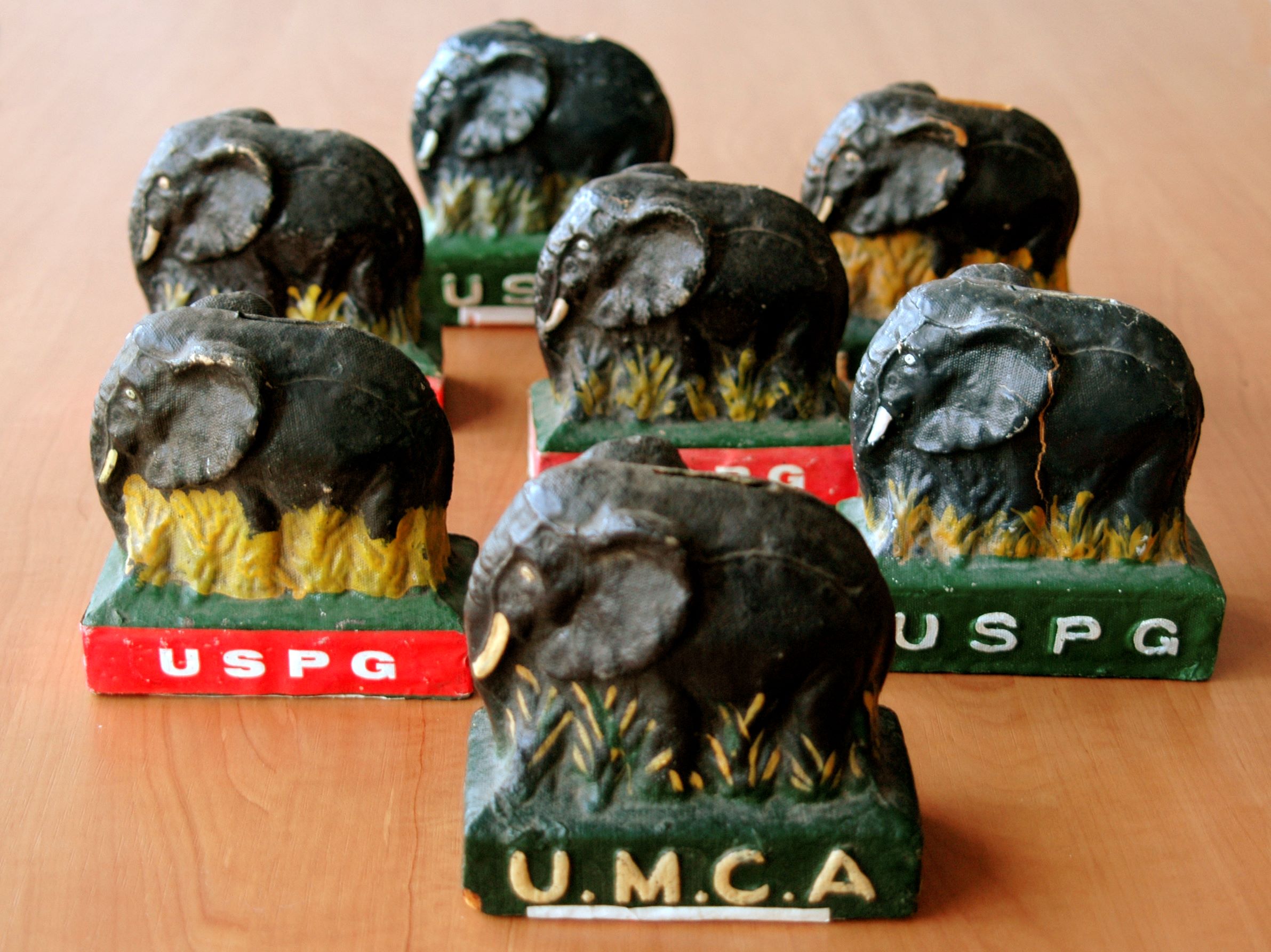 7 small figurines of elephants