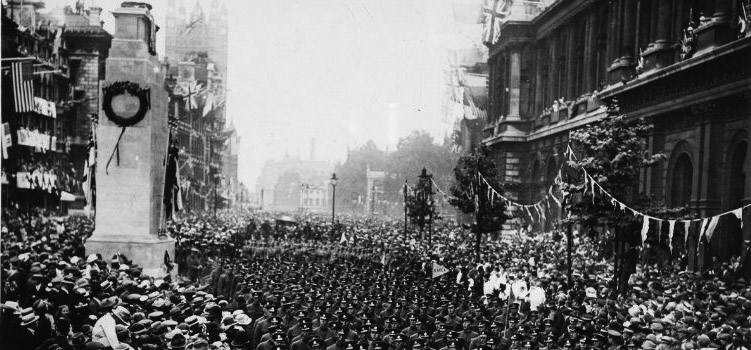 A large crowd scene from 1920s London. Huge crowds of the general public greet soldiers returning from the war.
